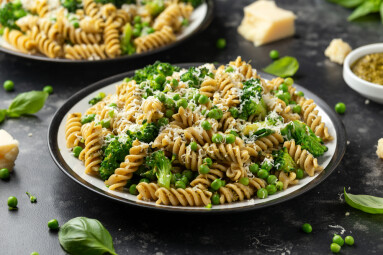 Green,Peas,,Broccoli,Pasta,With,Pesto,Sauce,And,Parmesan,Cheese.