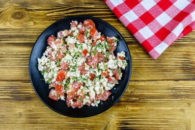 Salad,With,Tomatoes,,Cottage,Cheese,,Dill,And,Olive,Oil,On