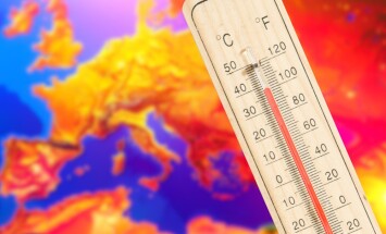 Thermometer,And,Map,Of,Europe,In,Reddish,Colors,Symbolize,Climate