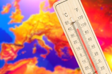 Thermometer,And,Map,Of,Europe,In,Reddish,Colors,Symbolize,Climate