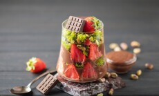 Viral,Trendy.,Dubai,Chocolate,Strawberry,Cup,With,Katayifi,,Pistachio,Paste,