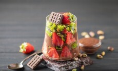 Viral,Trendy.,Dubai,Chocolate,Strawberry,Cup,With,Katayifi,,Pistachio,Paste,