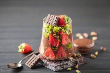 Viral,Trendy.,Dubai,Chocolate,Strawberry,Cup,With,Katayifi,,Pistachio,Paste,