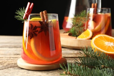 Tasty,Punch,Drink,In,Glasses,,Jug,,Orange,And,Christmas,Decor