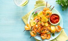 Shrimp,Are,Grilled,On,Skewers,With,Pineapple,,Onions,,And,Sauce