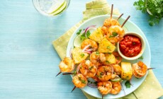 Shrimp,Are,Grilled,On,Skewers,With,Pineapple,,Onions,,And,Sauce
