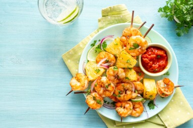 Shrimp,Are,Grilled,On,Skewers,With,Pineapple,,Onions,,And,Sauce