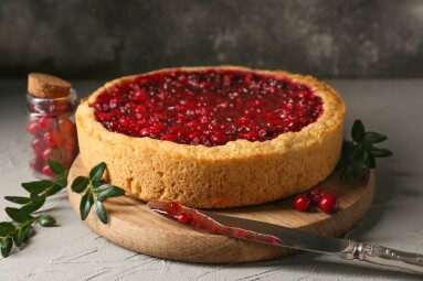 Board,With,Delicious,Homemade,Lingonberry,Pie,On,Table
