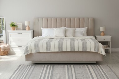 Stylish,Interior,Of,Contemporary,Bedroom,With,Comfortable,Bed
