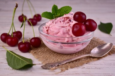 Sweet,And,Sour,Cherry,Ice,Cream,In,A,Transparent,Bowl.