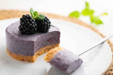 Blackberry,Mousse,Tart,With,A,Biscuit,Base.,Traditional,French,Recipe.