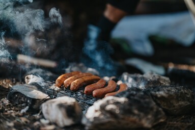Sausages,Cook,On,A,Small,Grill,Over,A,Campfire,In