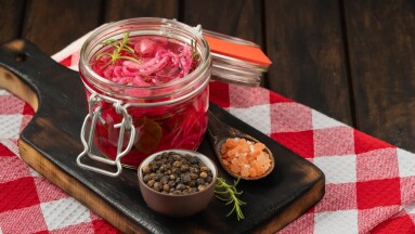 Pickled,Onions,In,Jar,With,Spices,And,Rosemary,On,Wooden