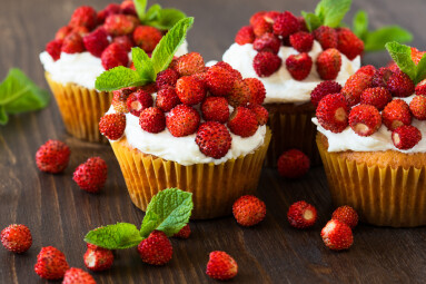 Cupcakes,With,Wild,Strawberries,And,Cream,,Fresh,Organic,Strawberries,On