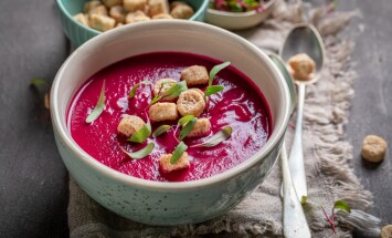 Spicy,Borsch,Soup,With,Croutons,And,Cream.,Cream,Of,Beetroot