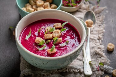 Spicy,Borsch,Soup,With,Croutons,And,Cream.,Cream,Of,Beetroot