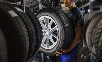Hardworking,Experienced,Worker,Holding,Tire,And,He,Wants,To,Change