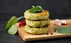 Veggie,Patties,Or,Cutlets,For,Vegan,Burgers,On,Wooden,Cutting