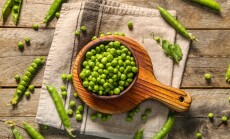 Bowl,Of,Green,Peas,On,Wooden,Background