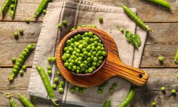 Bowl,Of,Green,Peas,On,Wooden,Background