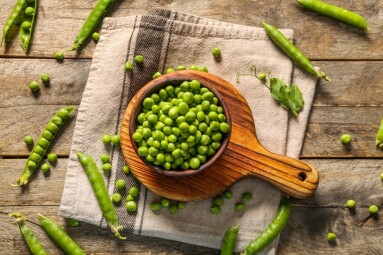 Bowl,Of,Green,Peas,On,Wooden,Background