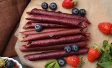 Tasty,Fruit,Leather,Rolls,,Strawberries,,Blueberries,And,Mint,On,Grey
