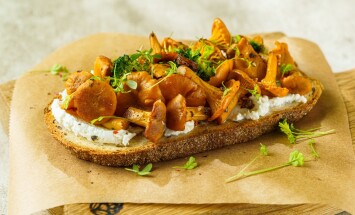 Bruschetta,With,Cottage,Cheese,And,Chanterelles