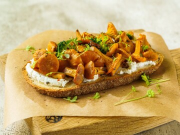 Bruschetta,With,Cottage,Cheese,And,Chanterelles