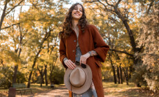 Close-up,Hands,Details,Of,Attractive,Stylish,Woman,Holding,Hat,And