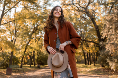Close-up,Hands,Details,Of,Attractive,Stylish,Woman,Holding,Hat,And