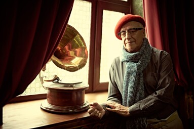 An,Intelligent,Well-groomed,Elderly,Man,In,A,Beret,And,Glasses