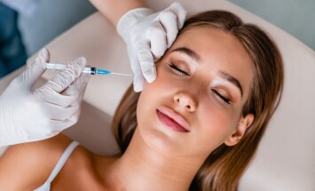 Young,Woman,Gets,Beauty,Facial,Injections,In,Salon.,Treatment,,Facial