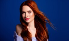 Portrait,Of,A,Gorgeous,Woman,With,Long,Red,Hair,And