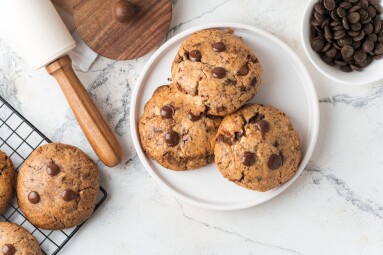 Fresh,Chocolate,American,Chip,Cookies,With,Nuts,And,Chocolate,Drops