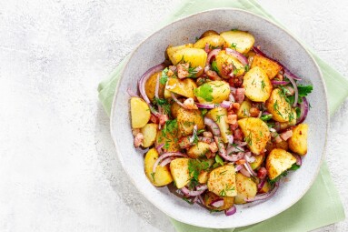 German,Potato,Salad,,With,Bacon,,Onion,And,Herbs,,Served,In