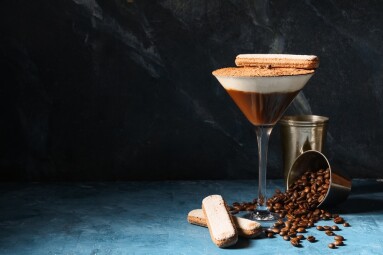 Tiramisu,Martini,Cocktail,With,Ladyfingers,And,Coffee,Beans,On,Blue